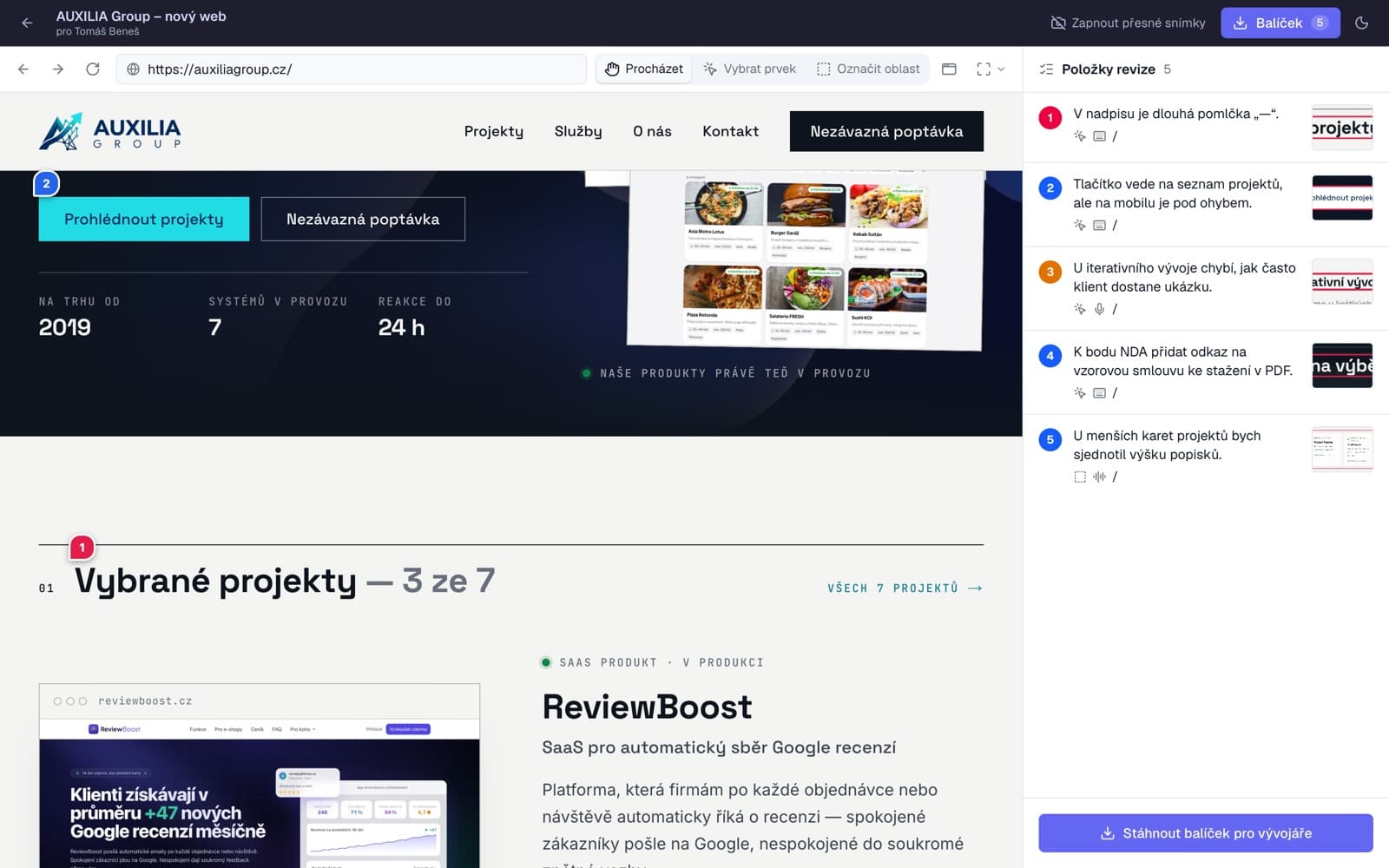 Seznam připomínek a číslované značky přímo na stránce
